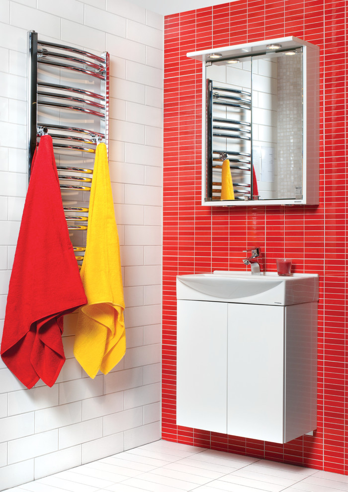 Modern inredning av ett badrum, med röd kakel, röda väggar och vitt golv