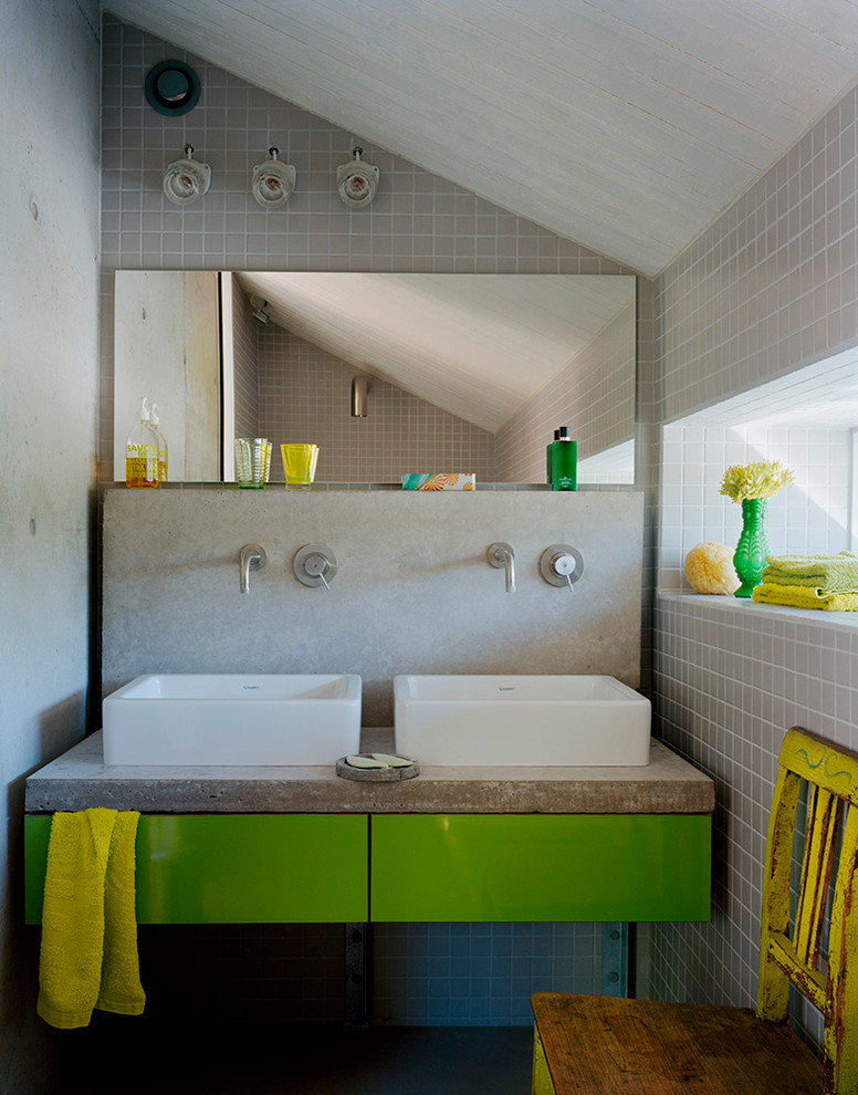 バルセロナにある小さなインダストリアルスタイルのおしゃれな浴室の写真