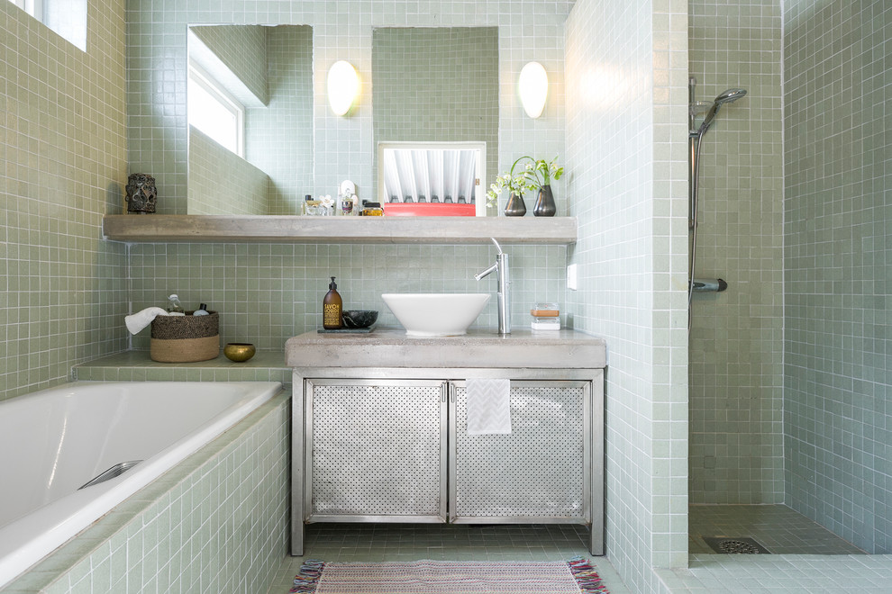 Foto på ett industriellt grå en-suite badrum, med grå skåp, grön kakel, ett fristående handfat, grönt golv, med dusch som är öppen, en dusch i en alkov, bänkskiva i betong, ett platsbyggt badkar och släta luckor