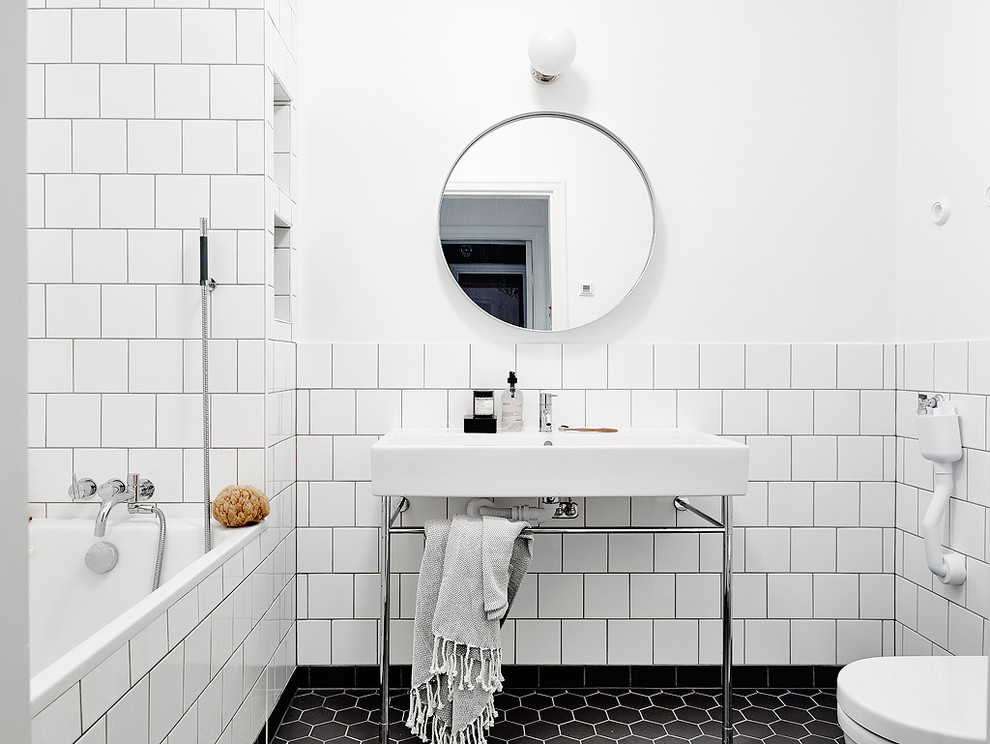 ヨーテボリにあるトランジショナルスタイルのおしゃれな浴室の写真