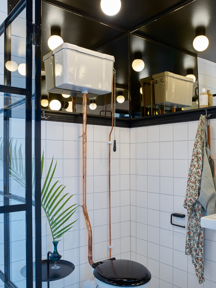 На фото: ванная комната среднего размера в стиле неоклассика (современная классика) с раздельным унитазом, белыми стенами, душевой кабиной и керамической плиткой с