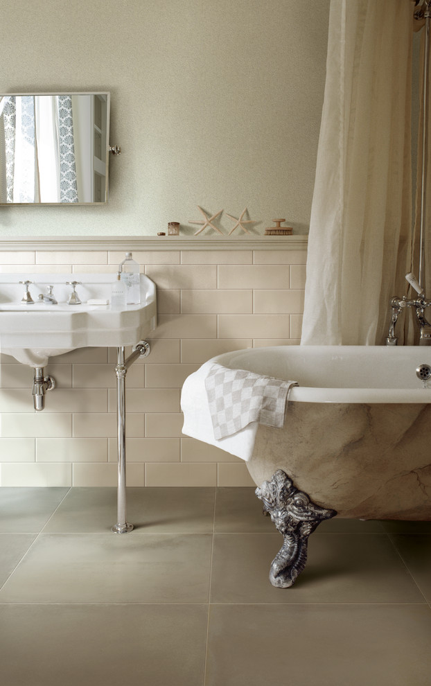 ヨーテボリにあるカントリー風のおしゃれな浴室の写真