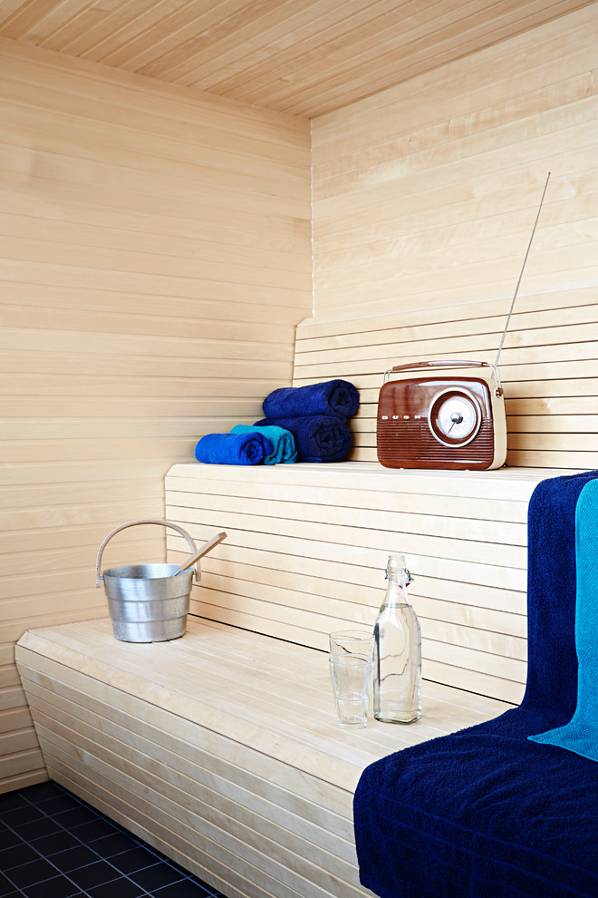 Стильный дизайн: большая ванная комната в стиле модернизм с плоскими фасадами, светлыми деревянными фасадами, черной плиткой, керамогранитной плиткой, коричневыми стенами и мраморным полом - последний тренд