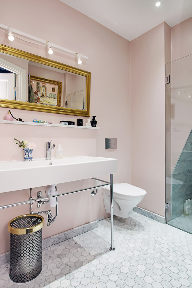 На фото: ванная комната среднего размера в современном стиле с унитазом-моноблоком, серой плиткой, розовыми стенами, консольной раковиной и белым полом
