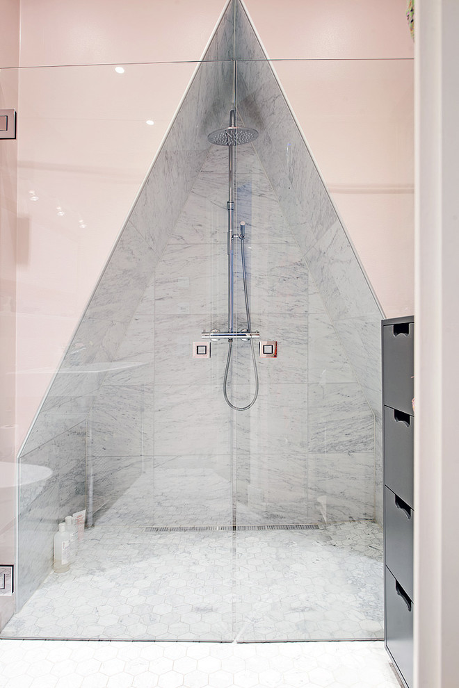 Idée de décoration pour une douche en alcôve principale design de taille moyenne avec un placard à porte plane, des portes de placard noires, un carrelage gris, un mur rose, un plan de toilette en verre et une cabine de douche à porte battante.