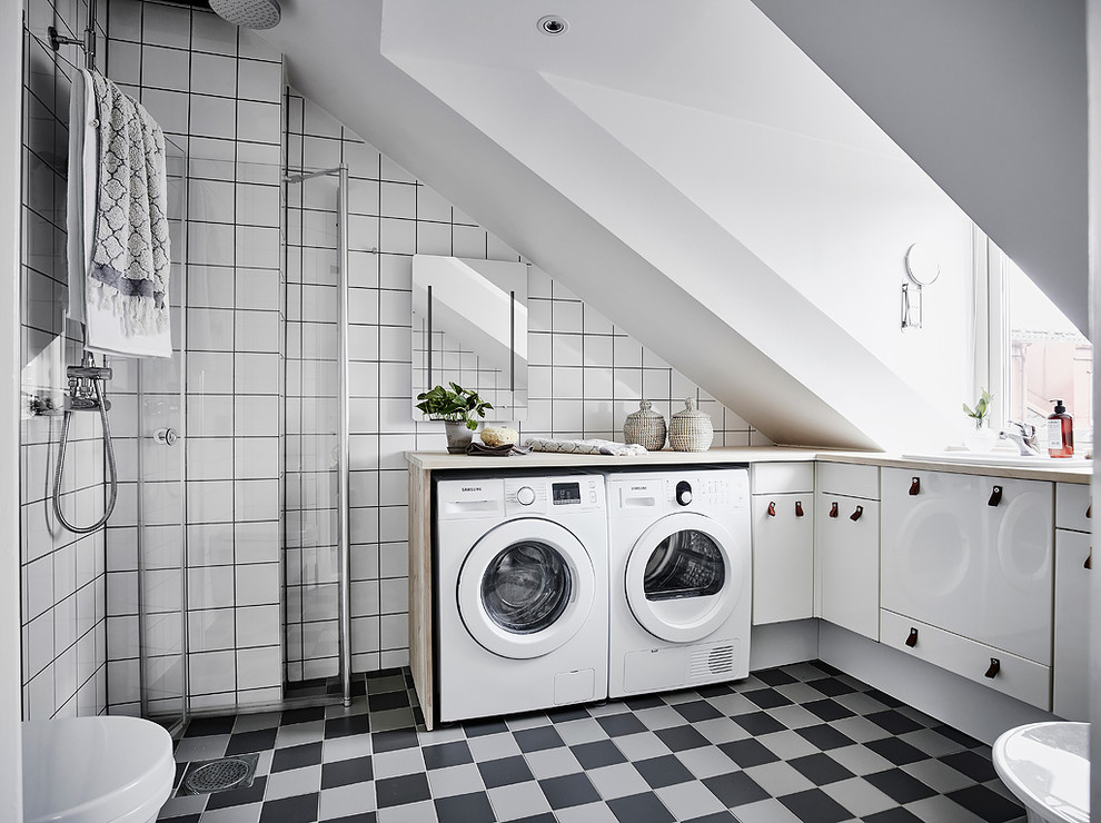 На фото: большая ванная комната со стиральной машиной в современном стиле с плоскими фасадами, белыми фасадами, белыми стенами и разноцветным полом с
