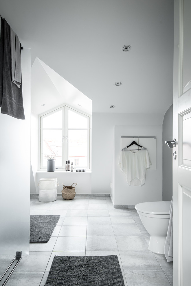 Diseño de cuarto de baño escandinavo de tamaño medio con paredes blancas y suelo gris