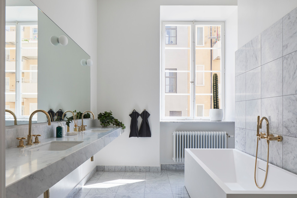 Ispirazione per una stanza da bagno padronale scandinava con vasca freestanding, piastrelle grigie, pareti bianche, lavabo sospeso, pavimento grigio e top grigio