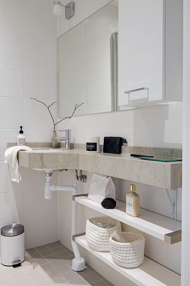 На фото: ванная комната среднего размера в скандинавском стиле с открытыми фасадами, бежевой плиткой, белой плиткой, керамогранитной плиткой, белыми стенами, полом из керамической плитки, накладной раковиной и бежевыми фасадами