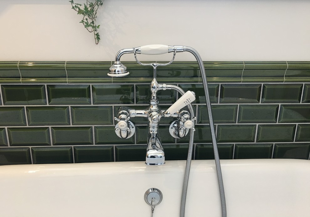 Exempel på ett litet klassiskt badrum med dusch, med vita skåp, ett badkar med tassar, marmorgolv och marmorbänkskiva