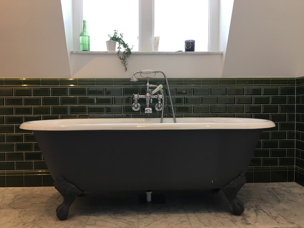 Идея дизайна: маленькая ванная комната в викторианском стиле с белыми фасадами, ванной на ножках, зеленой плиткой, плиткой кабанчик, мраморным полом, душевой кабиной и мраморной столешницей для на участке и в саду