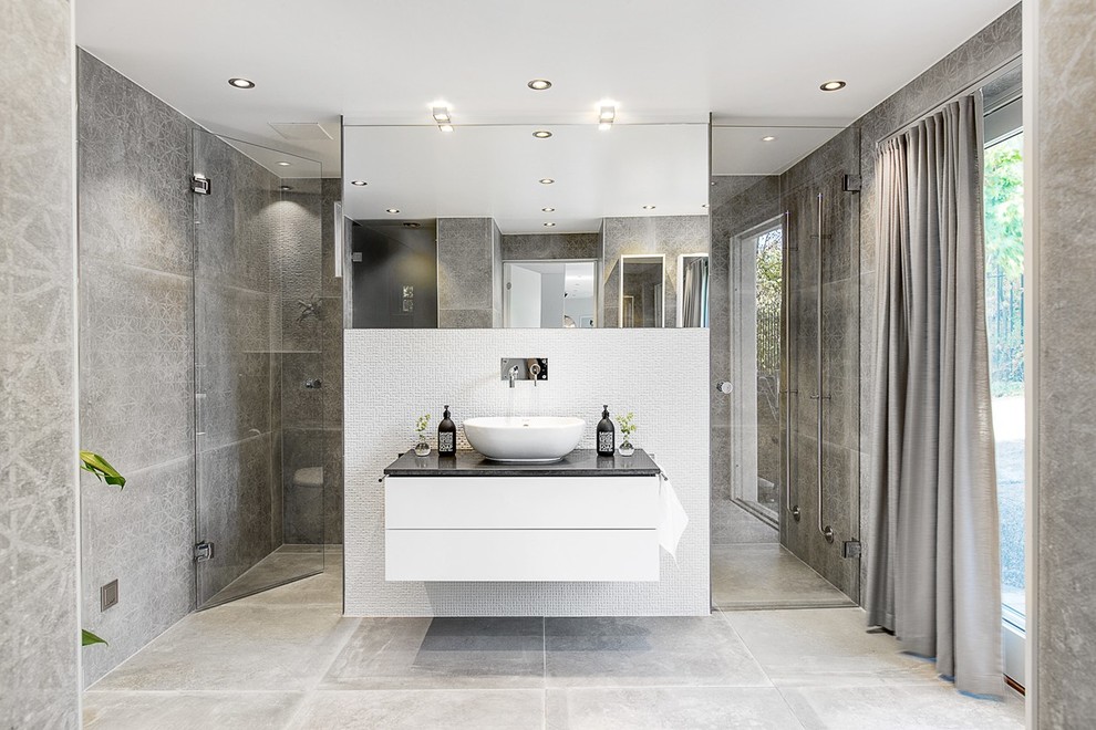 Свежая идея для дизайна: серо-белая ванная комната среднего размера в стиле модернизм с плоскими фасадами, серыми стенами, полом из сланца, душевой кабиной, столешницей из гранита и душем с распашными дверями - отличное фото интерьера