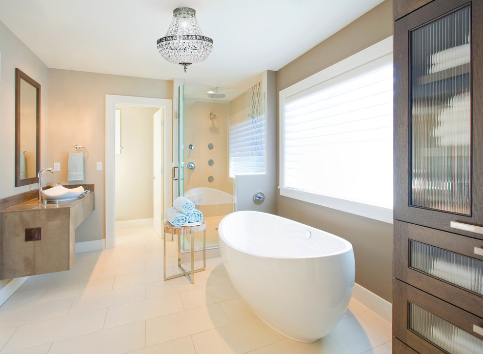 Immagine di una stanza da bagno padronale contemporanea con vasca freestanding, doccia ad angolo, piastrelle beige, pareti beige, lavabo a bacinella, pavimento beige e porta doccia a battente