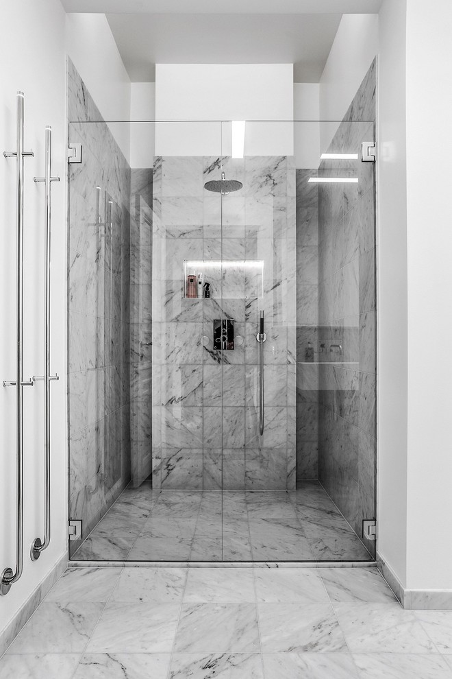 На фото: ванная комната в современном стиле с душевой комнатой, серой плиткой, белой плиткой, мраморной плиткой, мраморным полом, душевой кабиной, душем с распашными дверями, белыми стенами и серым полом