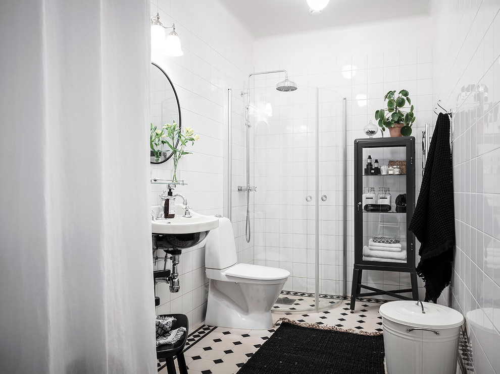 Inspiration för ett minimalistiskt badrum med dusch, med en hörndusch, en toalettstol med hel cisternkåpa, vit kakel, vita väggar, ett väggmonterat handfat, flerfärgat golv och dusch med skjutdörr