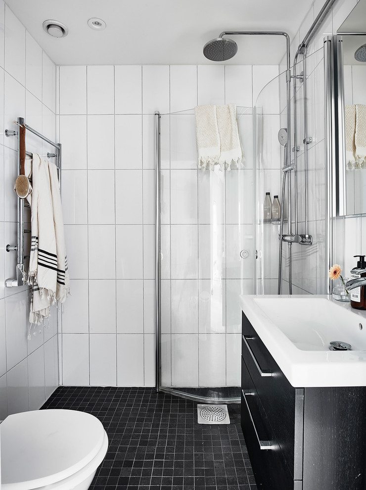 Idee per una stanza da bagno scandinava con zona vasca/doccia separata