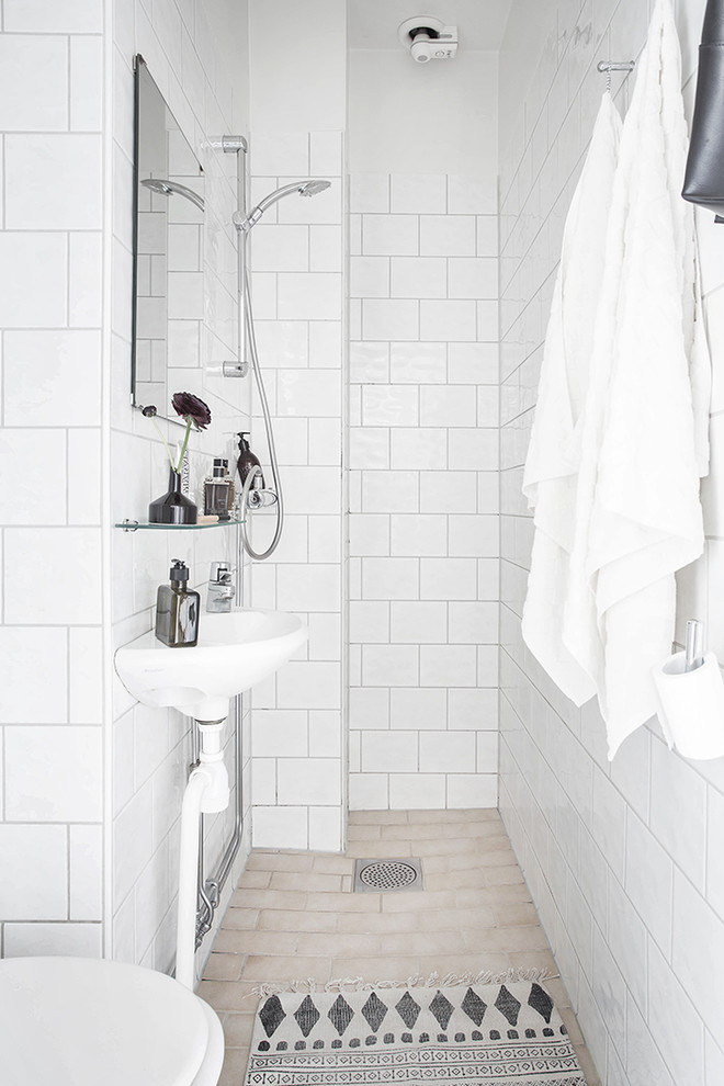 Mittelgroßes Nordisches Badezimmer mit Porzellanfliesen, weißer Wandfarbe, Keramikboden und offener Dusche in Göteborg