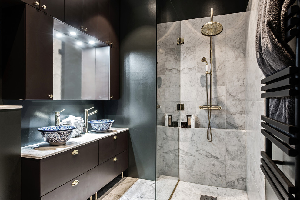 Exempel på ett mellanstort modernt badrum med dusch, med släta luckor, svarta skåp, en hörndusch, grå kakel, marmorkakel, marmorgolv, ett fristående handfat, marmorbänkskiva och dusch med gångjärnsdörr