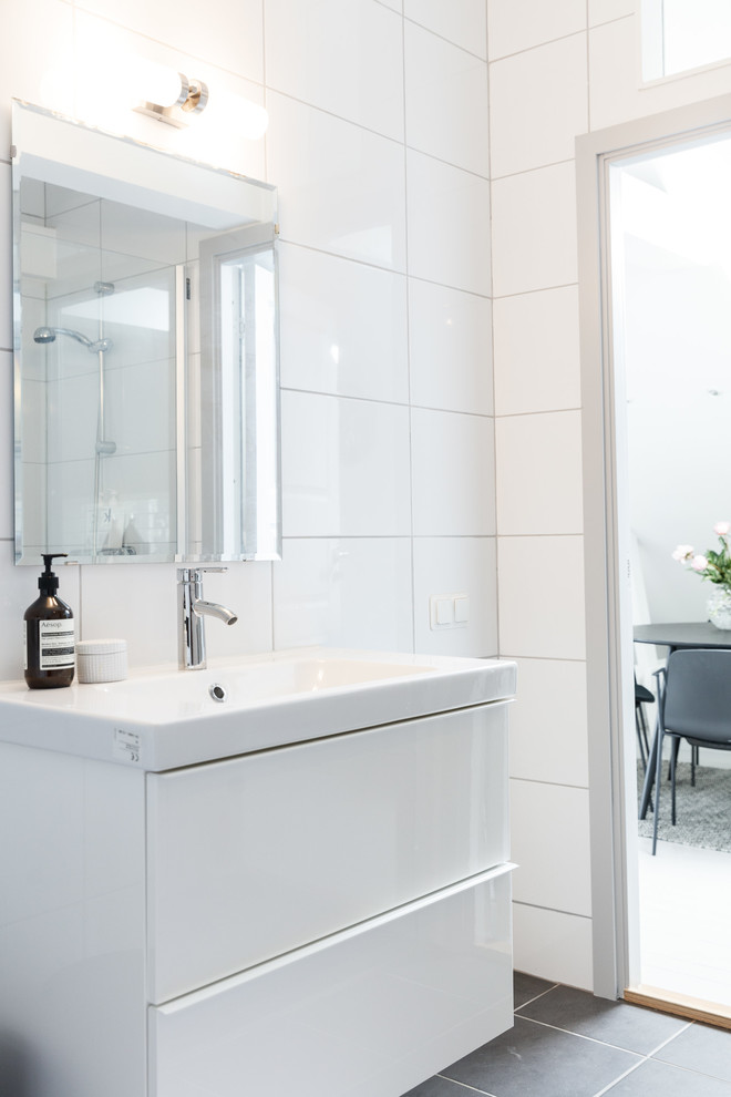 ヨーテボリにある北欧スタイルのおしゃれな浴室の写真