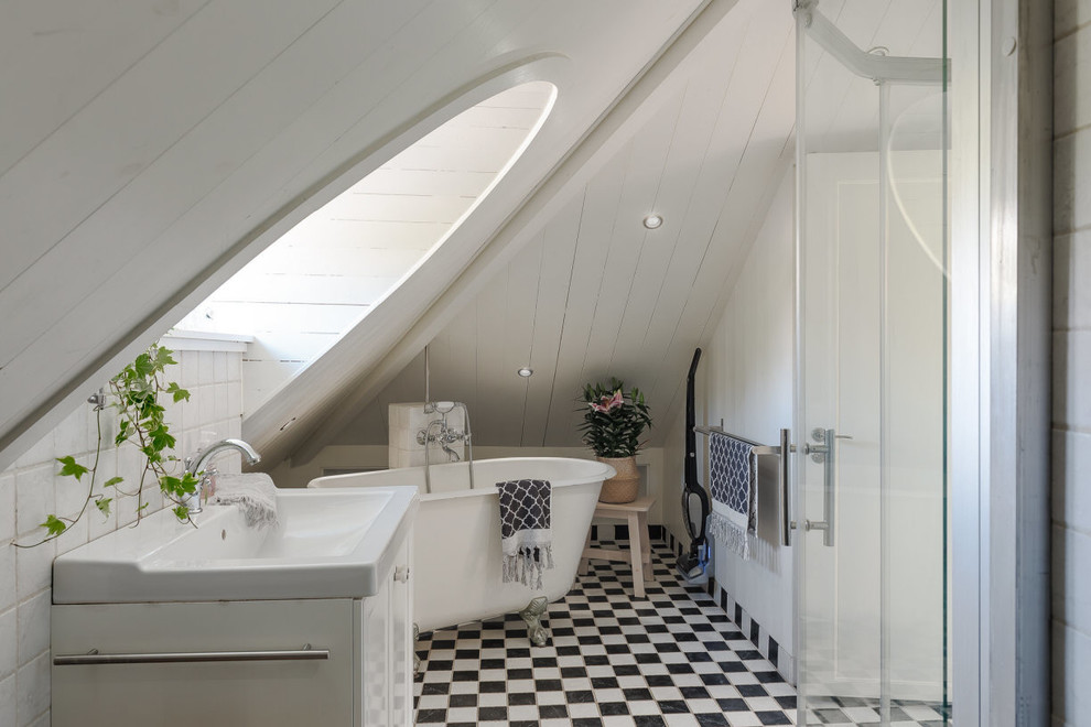 Inspiration för ett stort lantligt en-suite badrum, med vita skåp, ett badkar med tassar, vita väggar, klinkergolv i keramik, ett integrerad handfat och dusch med skjutdörr