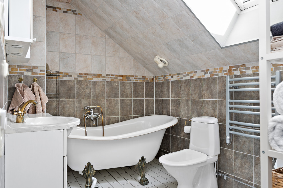 Стильный дизайн: маленькая ванная комната в стиле кантри с белыми фасадами, ванной на ножках, душем над ванной, унитазом-моноблоком, бежевой плиткой, коричневой плиткой, белым полом, разноцветными стенами, душевой кабиной, монолитной раковиной, открытым душем и серой столешницей для на участке и в саду - последний тренд