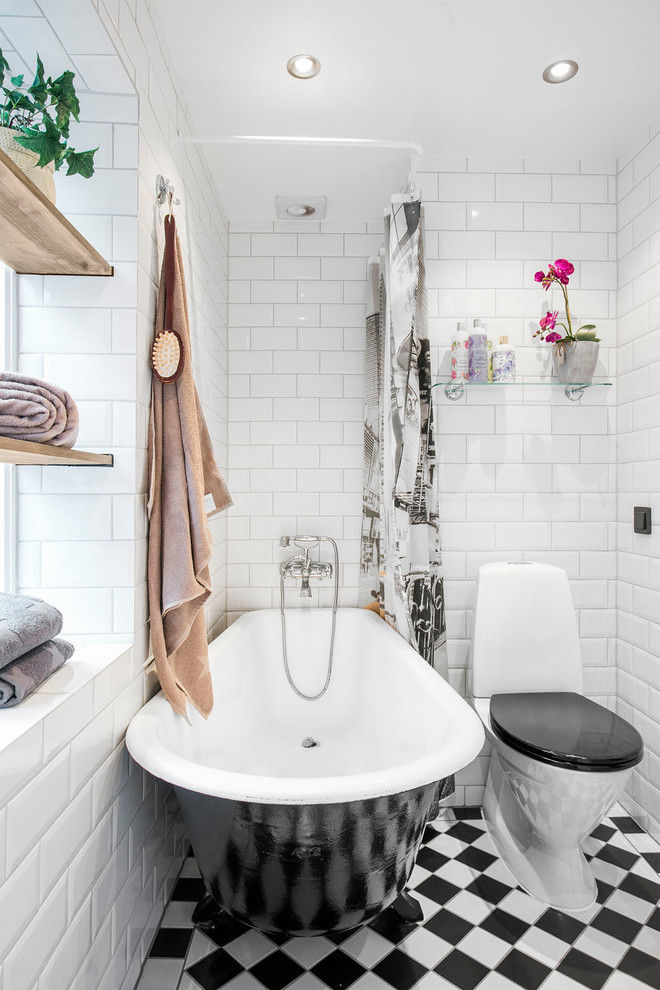 Inredning av ett klassiskt mellanstort badrum, med öppna hyllor, ett fristående badkar, en dusch/badkar-kombination, keramikplattor, vita väggar och klinkergolv i keramik