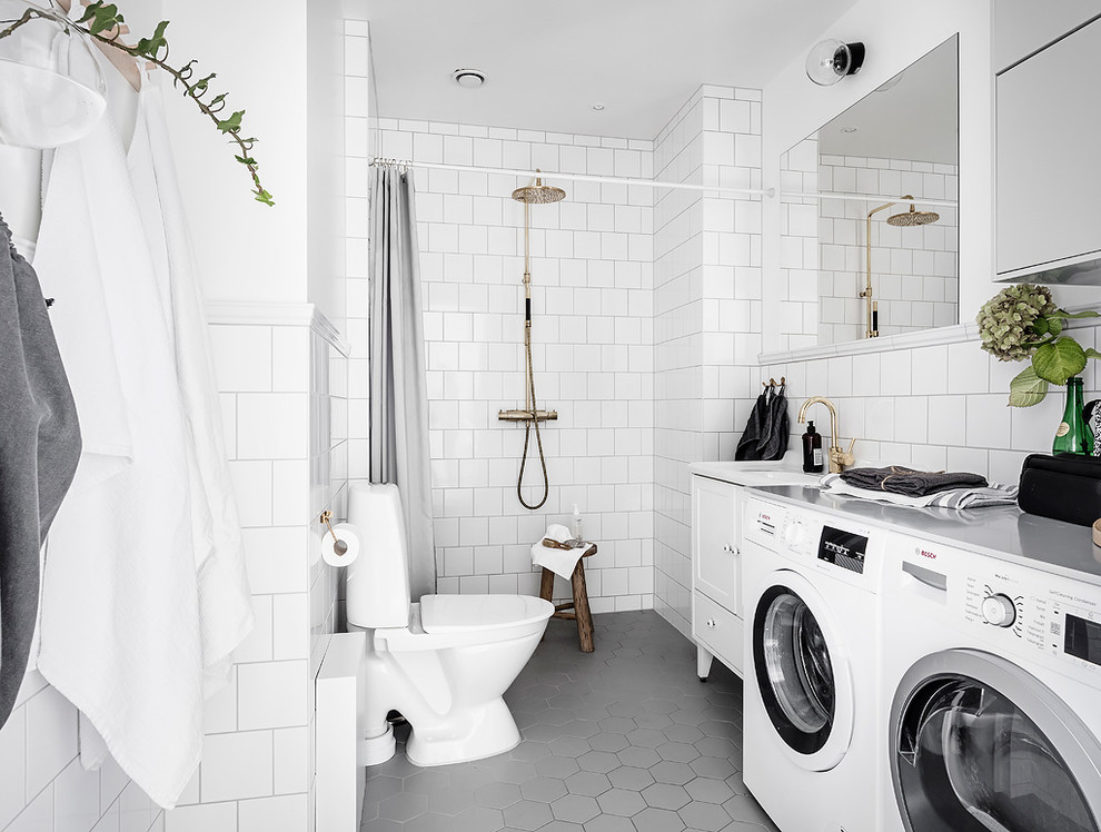 На фото: ванная комната среднего размера в скандинавском стиле с белыми фасадами, душем без бортиков, белыми стенами и шторкой для ванной с