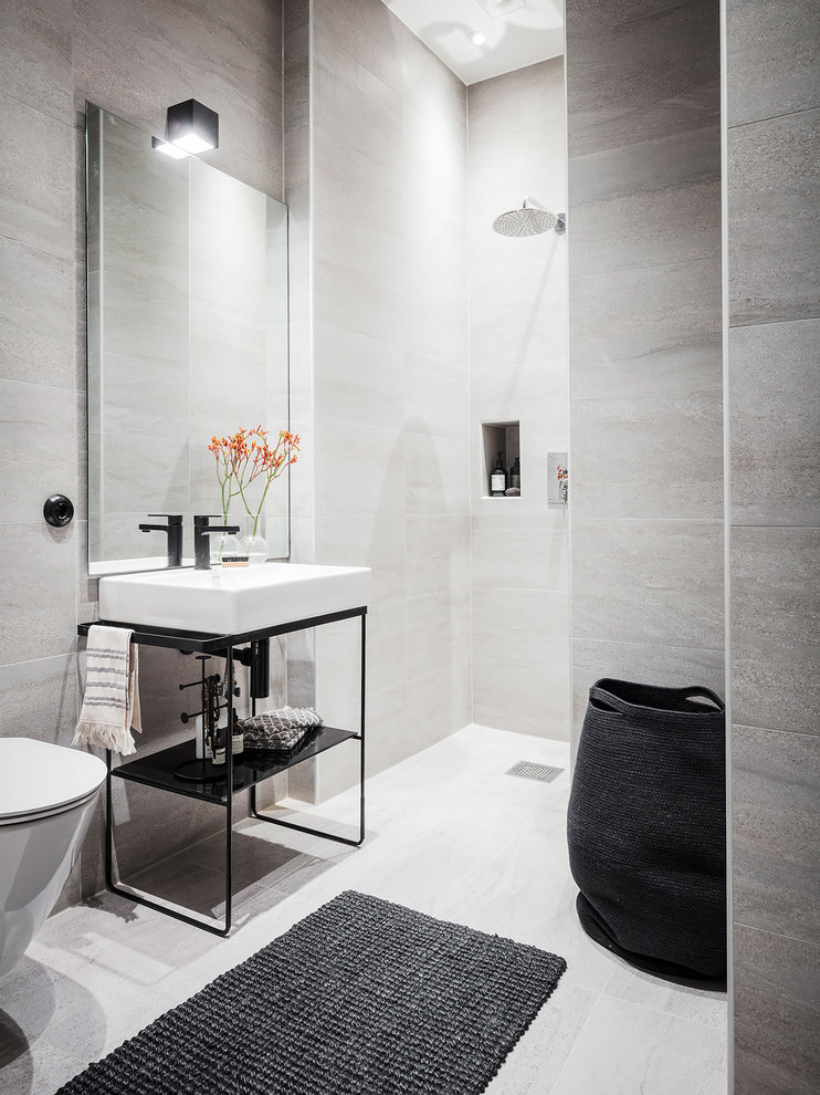 Inspiration för mellanstora moderna badrum med dusch, med öppna hyllor, en öppen dusch, grå kakel, ett konsol handfat, en vägghängd toalettstol, grå väggar, grått golv och med dusch som är öppen