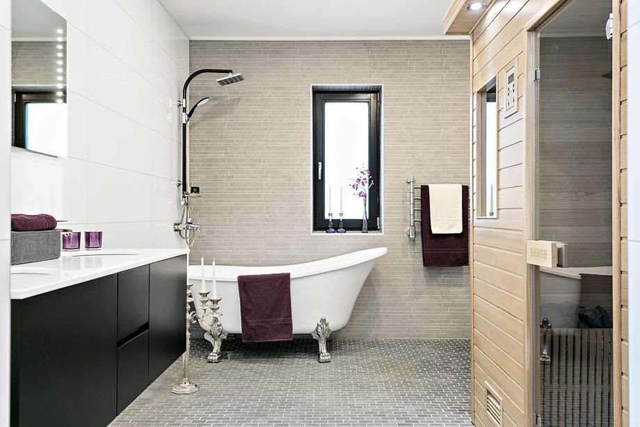 Idéer för att renovera ett mellanstort vintage vit vitt badrum med dusch, med släta luckor, svarta skåp, en dusch/badkar-kombination, beige kakel, vit kakel, vita väggar, grått golv och med dusch som är öppen