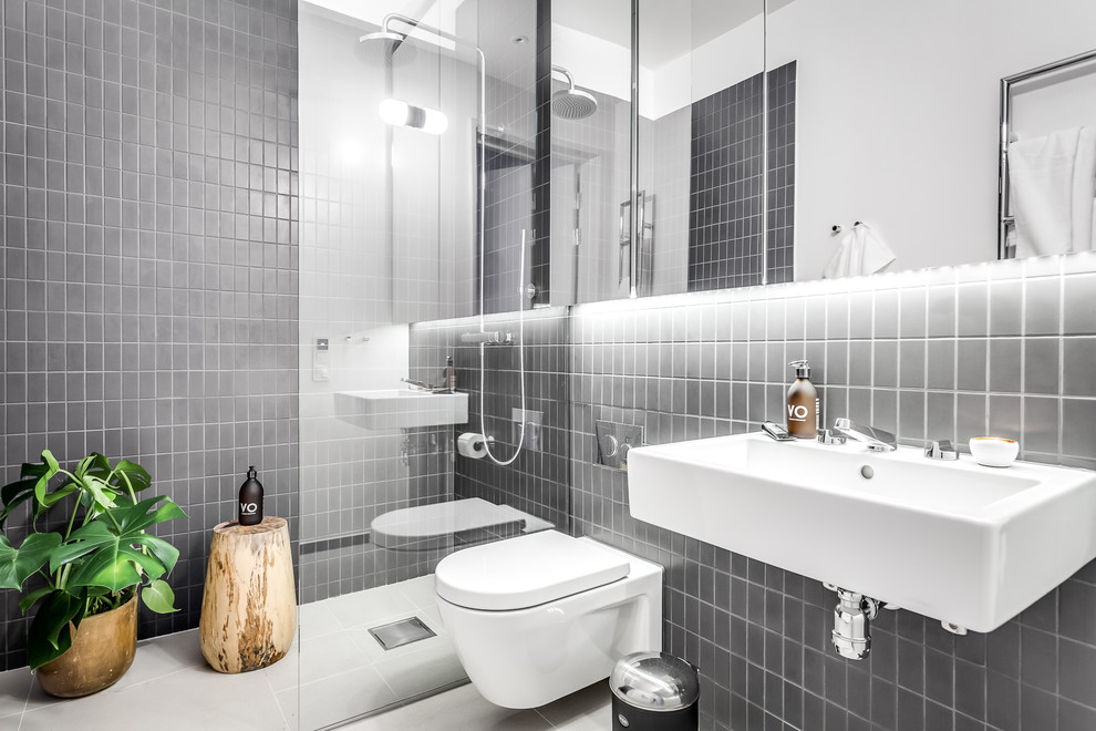На фото: ванная комната среднего размера в современном стиле с душем без бортиков, инсталляцией, серой плиткой, серыми стенами, подвесной раковиной, белым полом и открытым душем
