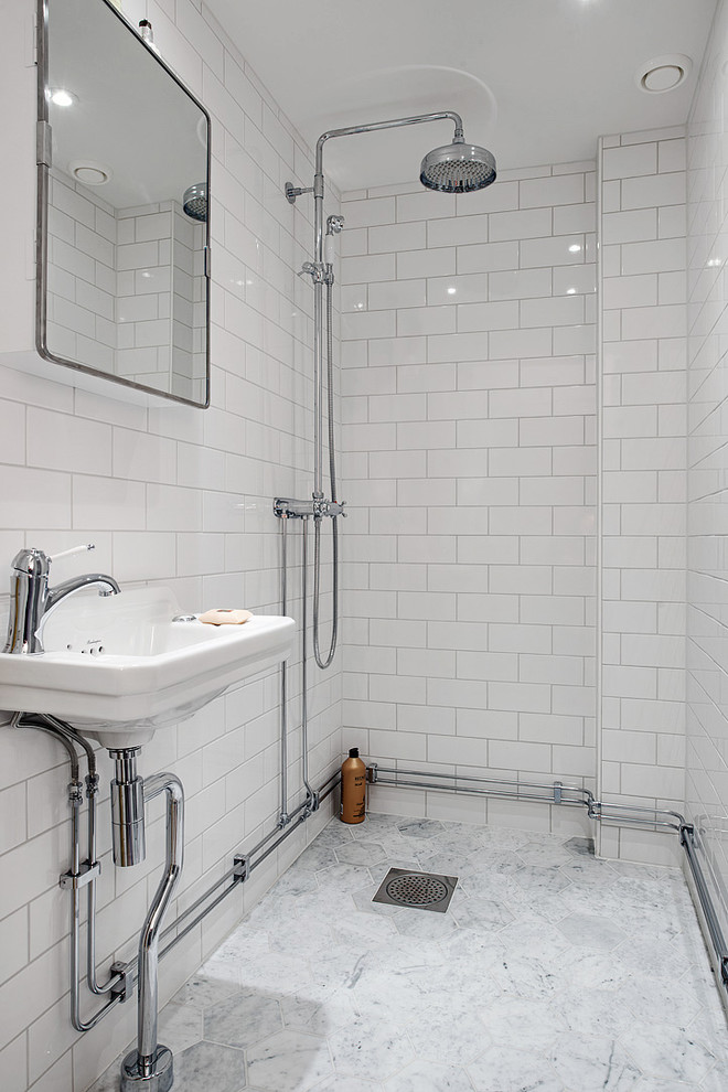 Источник вдохновения для домашнего уюта: ванная комната среднего размера в современном стиле с открытым душем, плиткой кабанчик, белыми стенами, мраморным полом, раковиной с пьедесталом и открытым душем