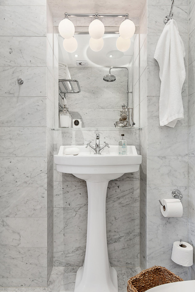 Foto de cuarto de baño tradicional renovado con paredes grises y suelo de mármol