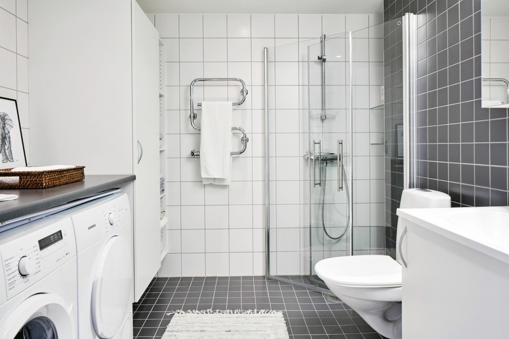 На фото: ванная комната среднего размера в скандинавском стиле с плоскими фасадами, белыми фасадами, душем без бортиков, раздельным унитазом, душевой кабиной, серой плиткой, белой плиткой, керамической плиткой, серыми стенами и полом из керамической плитки