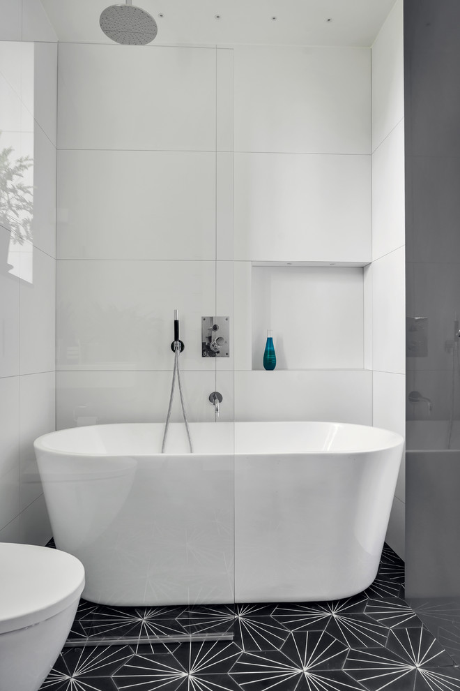 Example of a minimalist bathroom design in Stockholm
