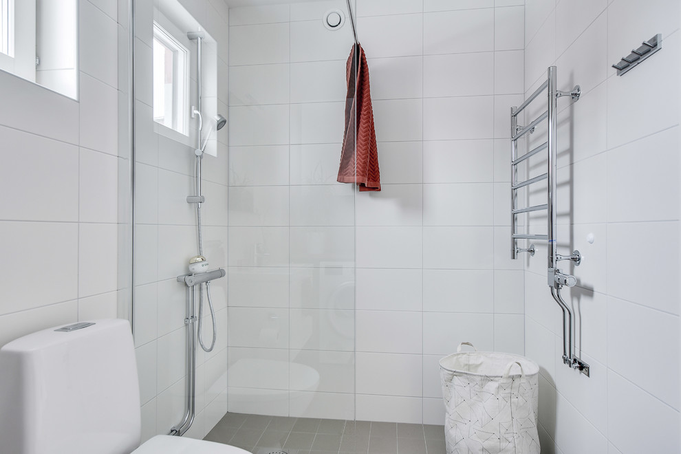 ストックホルムにある北欧スタイルのおしゃれな浴室の写真