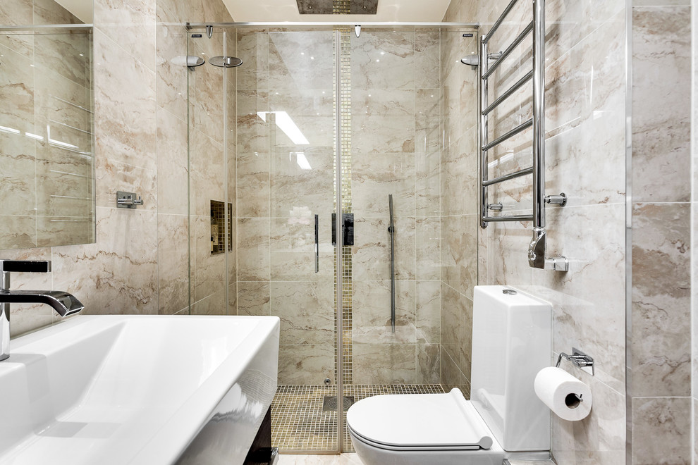 Immagine di una stanza da bagno con doccia nordica di medie dimensioni con ante lisce, ante in legno bruno, doccia alcova, WC a due pezzi, piastrelle beige, pareti beige, lavabo integrato, porta doccia scorrevole, piastrelle di marmo, pavimento in marmo e pavimento beige