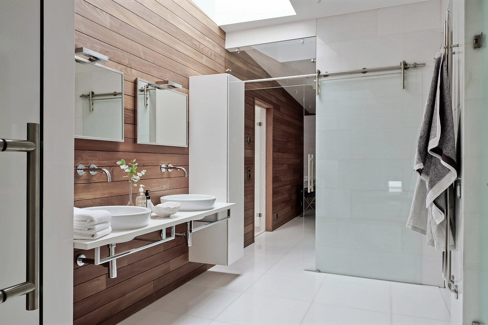 Idee per una grande stanza da bagno padronale minimal con ante lisce, ante bianche, pareti marroni, top in quarzite, pavimento bianco e lavabo a bacinella