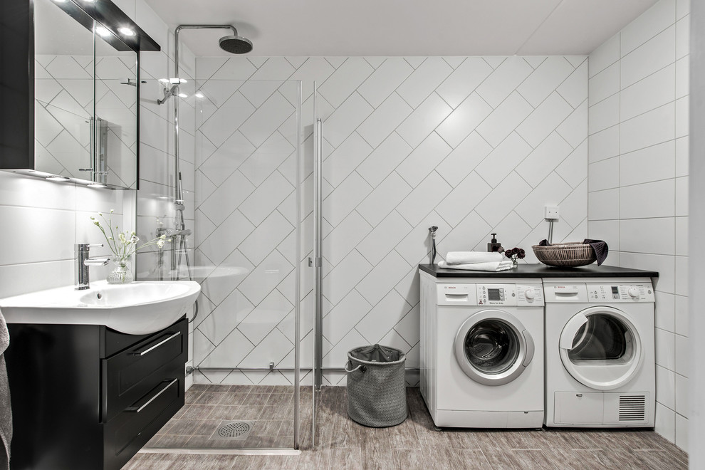 Свежая идея для дизайна: ванная комната в скандинавском стиле с фасадами в стиле шейкер, черными фасадами, угловым душем, белой плиткой, душевой кабиной, монолитной раковиной и бежевым полом - отличное фото интерьера