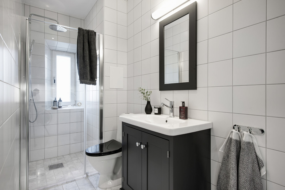 Idéer för att renovera ett skandinaviskt badrum med dusch, med skåp i shakerstil, svarta skåp, en hörndusch, en toalettstol med separat cisternkåpa, vit kakel, ett integrerad handfat, grått golv och dusch med gångjärnsdörr