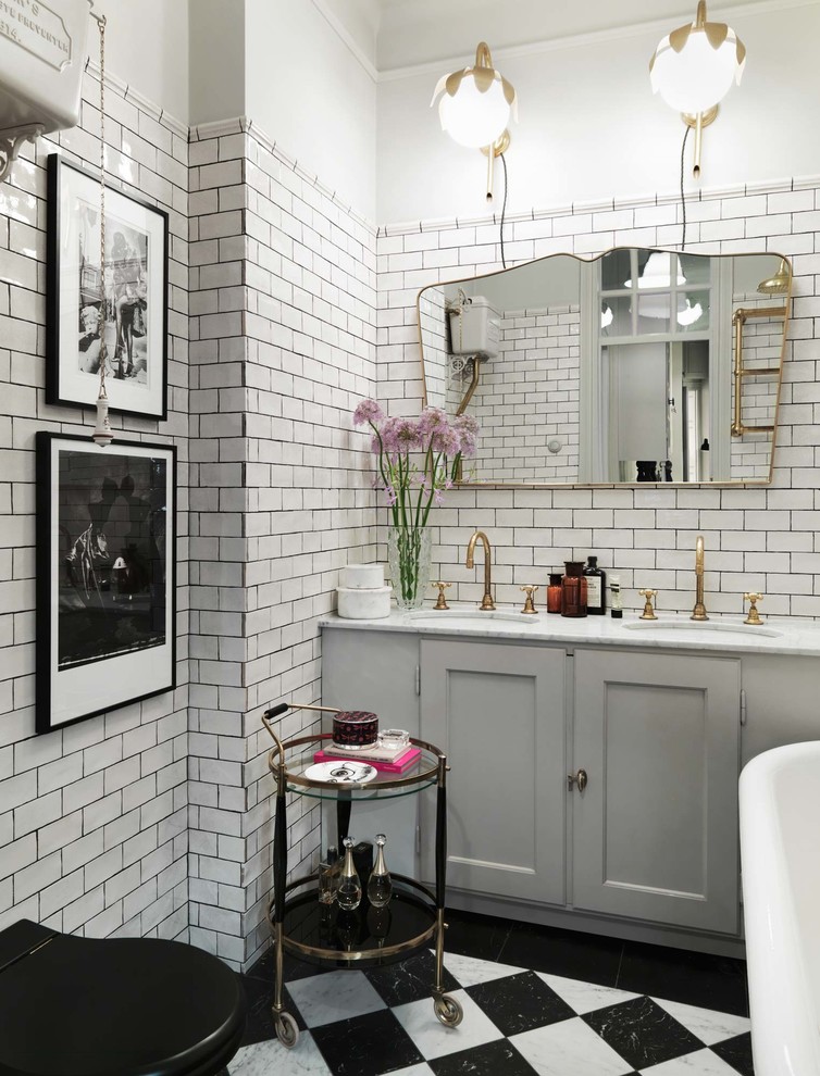 Eklektisk inredning av ett mellanstort badrum, med svart och vit kakel, porslinskakel, vita väggar, marmorgolv, marmorbänkskiva, skåp i shakerstil, beige skåp och ett undermonterad handfat