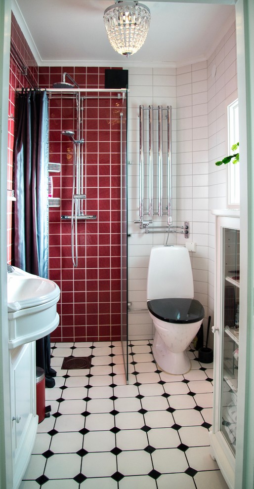 Inspiration för små klassiska badrum med dusch, med en hörndusch, röd kakel, vit kakel, dusch med duschdraperi, vita skåp, en toalettstol med separat cisternkåpa och flerfärgat golv