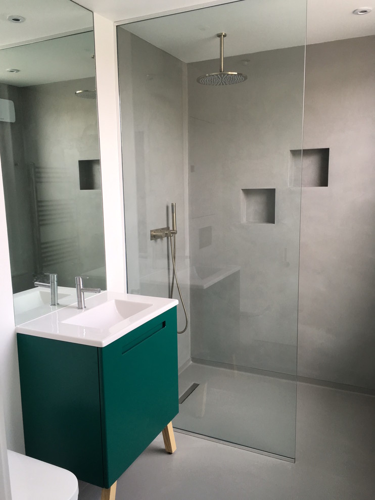 Idee per una stanza da bagno con doccia di medie dimensioni con consolle stile comò, ante verdi, pareti grigie, pavimento in cemento e lavabo integrato