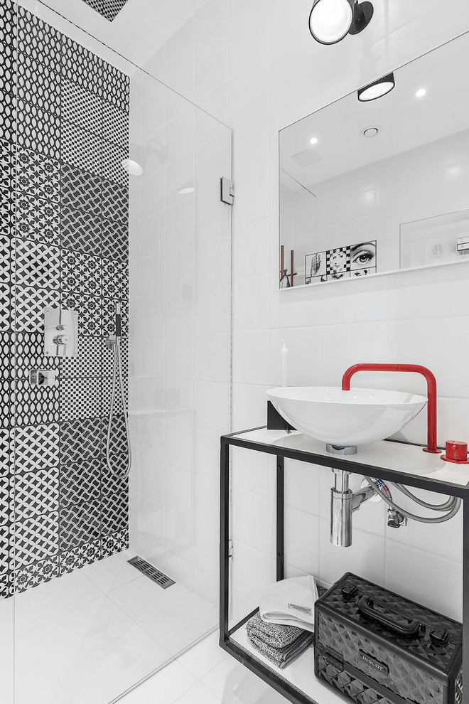 ストックホルムにある高級な中くらいな北欧スタイルのおしゃれな浴室 (オープンシェルフ、コーナー設置型シャワー、白いタイル、磁器タイル、白い壁、磁器タイルの床、ベッセル式洗面器) の写真