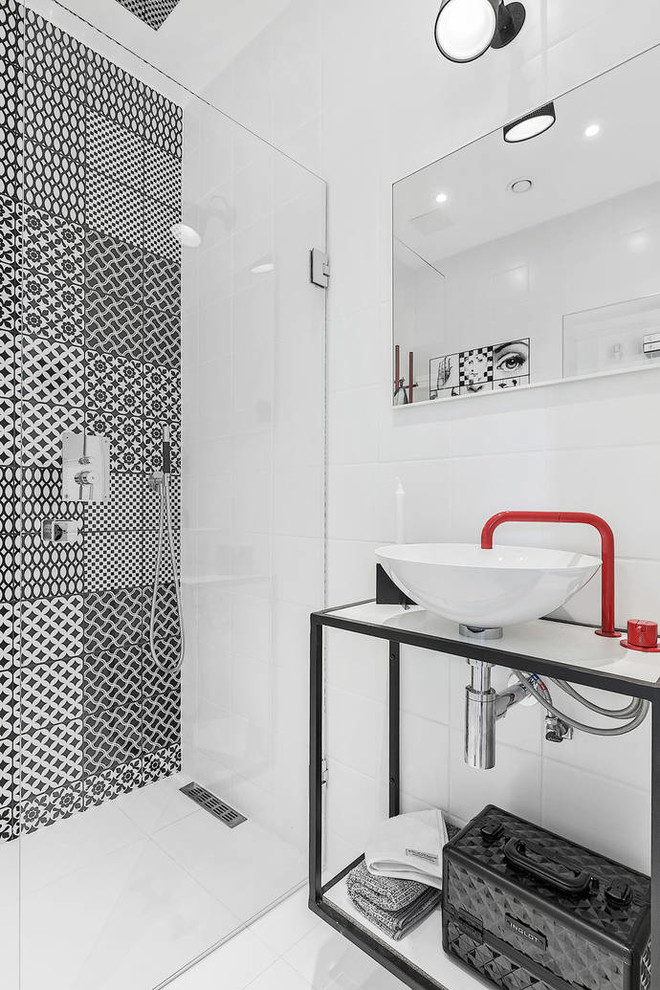 Bild på ett mellanstort funkis vit vitt badrum med dusch, med en öppen dusch, vit kakel, vita väggar, ett fristående handfat, vitt golv och med dusch som är öppen
