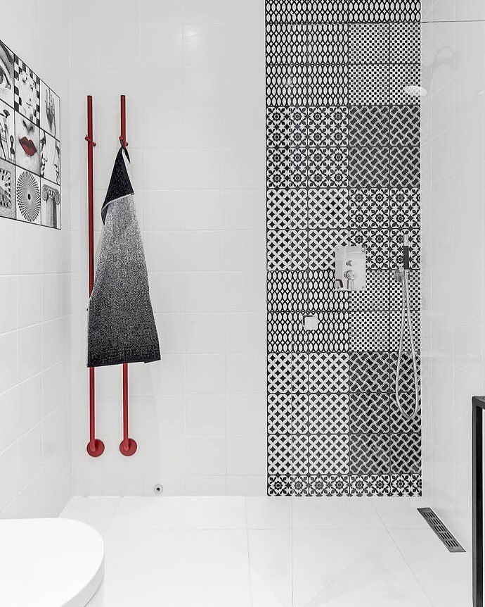 Foto på ett mellanstort funkis badrum med dusch, med svart kakel, svart och vit kakel, vit kakel, flerfärgade väggar, vitt golv och med dusch som är öppen