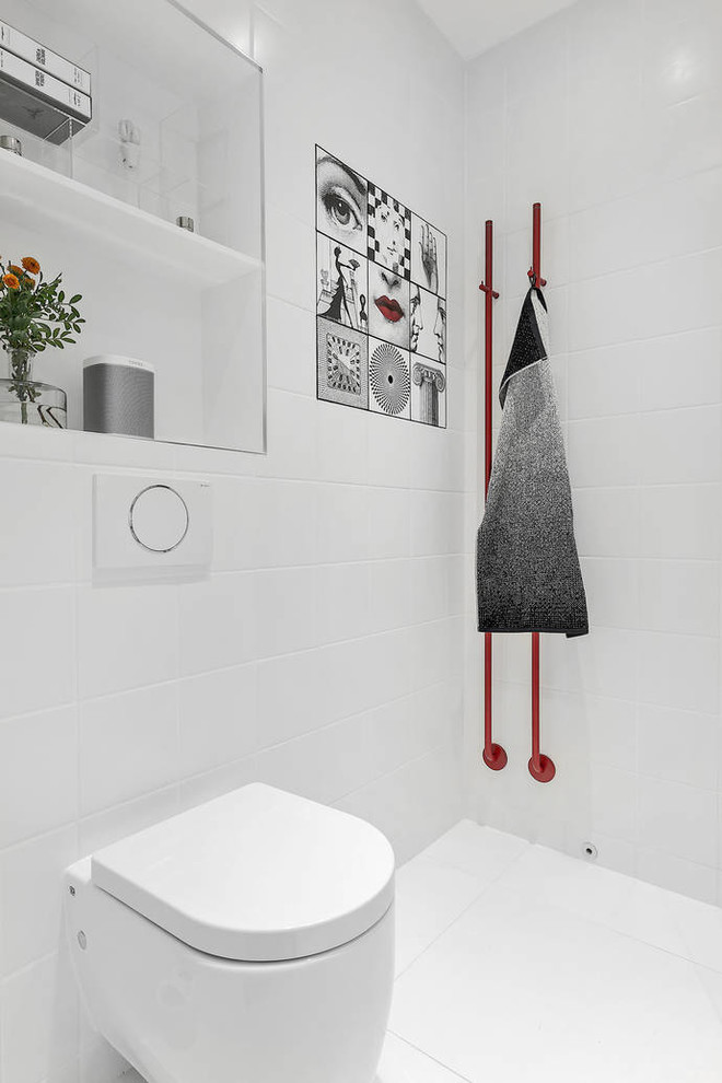 Idéer för mellanstora funkis vitt badrum med dusch, med en öppen dusch, vit kakel, vita väggar, ett fristående handfat, vitt golv och med dusch som är öppen