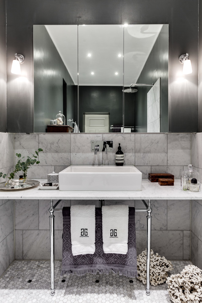 Skandinavisk inredning av ett mellanstort en-suite badrum, med grå kakel, svarta väggar, ett konsol handfat, mosaikgolv och marmorbänkskiva