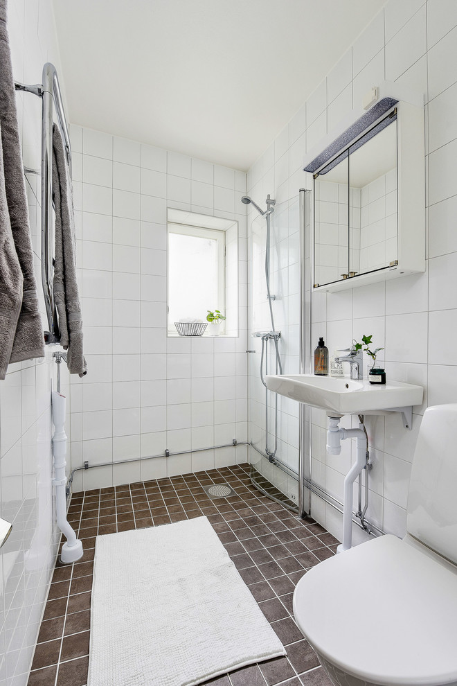 Inspiration för ett skandinaviskt badrum med dusch, med en kantlös dusch, vit kakel, vita väggar, mosaikgolv, ett väggmonterat handfat, brunt golv och med dusch som är öppen