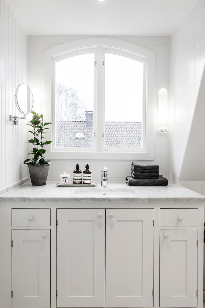 Bild på ett litet vintage badrum, med skåp i shakerstil, vita skåp, vita väggar, ett konsol handfat och marmorbänkskiva