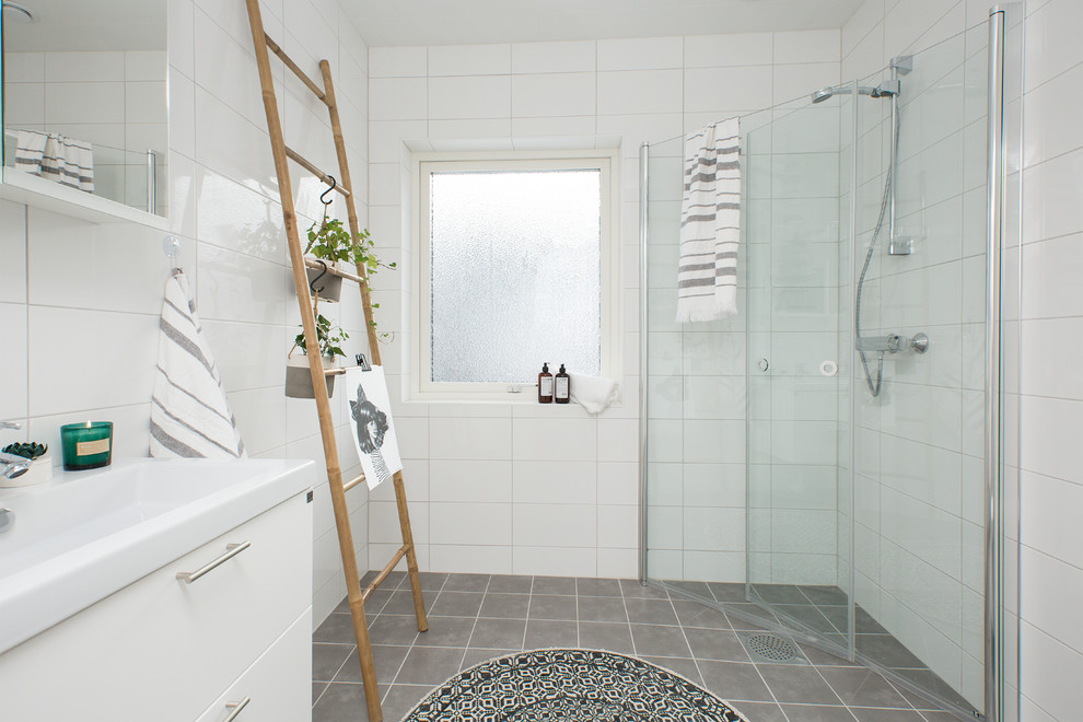 Idéer för ett stort skandinaviskt badrum med dusch, med släta luckor, vita skåp, en hörndusch, grå kakel, vit kakel, vita väggar, ett integrerad handfat, keramikplattor och dusch med gångjärnsdörr